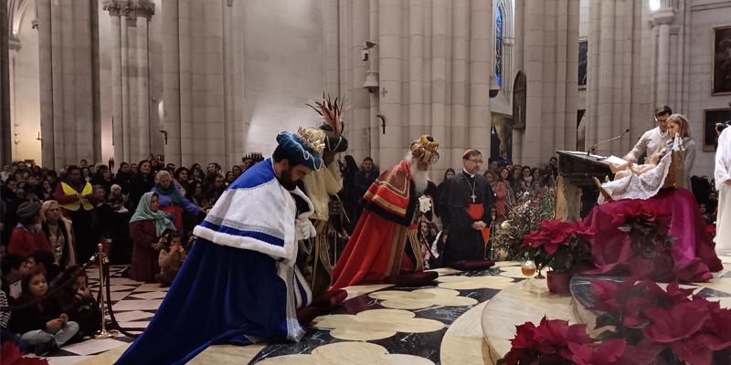 El cardenal Cobo, en la visita de los Reyes a la catedral, recuerda a los ni&ntilde;os que &laquo;los Magos de Oriente nos dan un mensaje: seguid siempre a Jes&uacute;s&raquo;