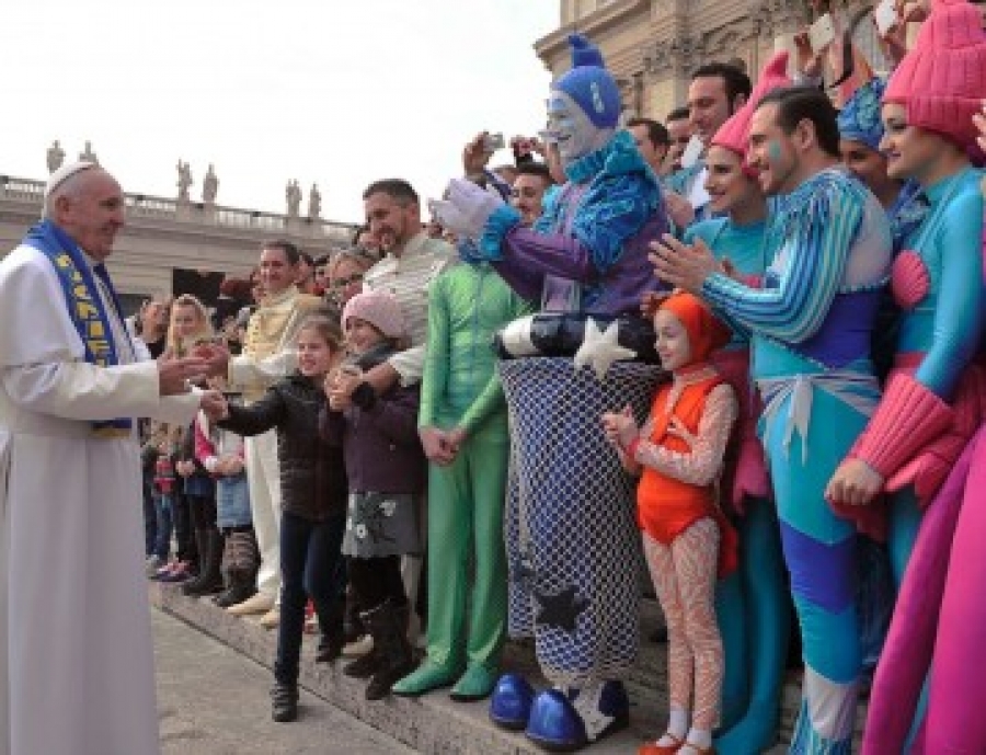 Francisco agradece a los artistas circenses su actuaci&oacute;n durante la audiencia