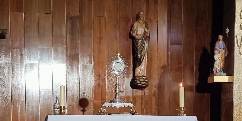 Nuestra Señora de Lourdes y San Justino acoge el primer sábado de julio la noche de alabanza y adoración de la RCCE