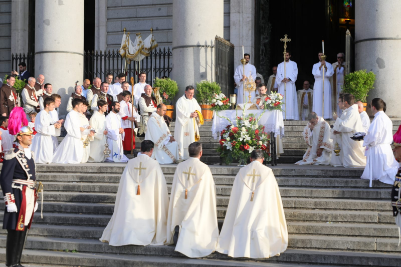 El cardenal Cobo pide por la paz durante la procesi&oacute;n del Corpus Christi: &laquo;Vivimos momentos donde la necesitamos de forma urgente&raquo;