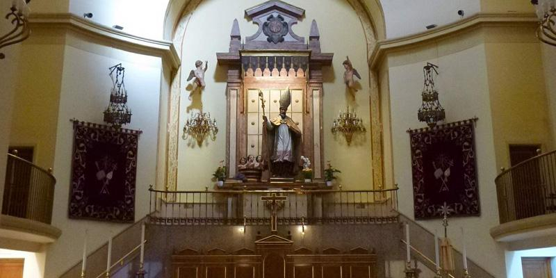 El obispo auxiliar Juan Antonio Mart&iacute;nez Camino, SJ, preside el funeral por el anterior p&aacute;rroco de El Salvador y San Nicol&aacute;s