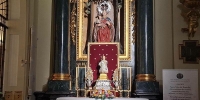 El Santo Ni&ntilde;o del Remedio, la talla que se empez&oacute; a venerar en la trastienda de un taller, pasa agosto en la parroquia de San Gin&eacute;s