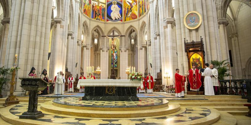 El cardenal Cobo preside una Eucarist&iacute;a en la catedral de la Almudena en la solemnidad de Pentecost&eacute;s