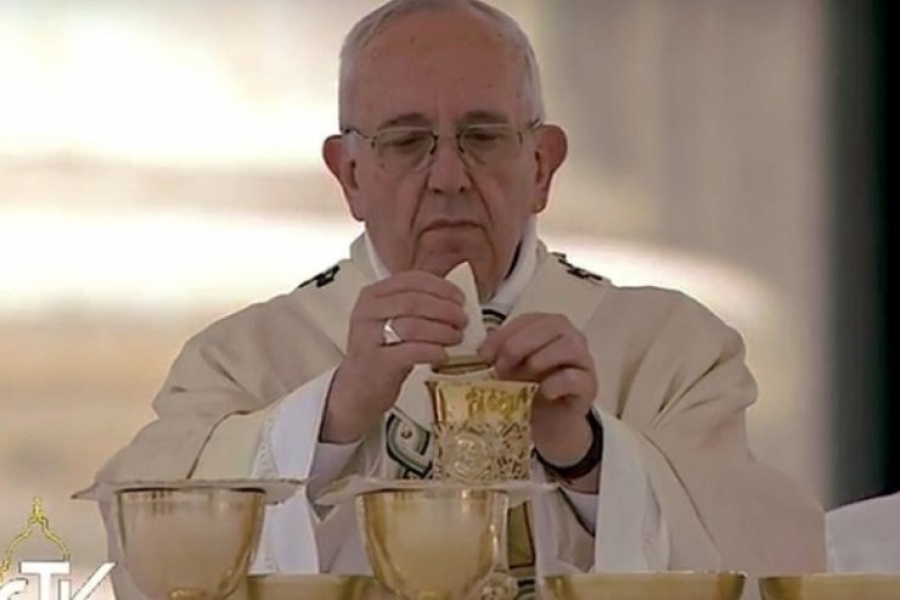 El Papa a los reci&eacute;n casados: &laquo;La eucarist&iacute;a es el alimento de la familia&raquo;