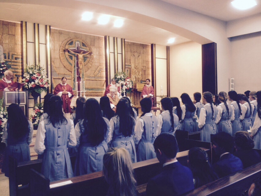 Confirmaci&oacute;n de j&oacute;venes en el Colegio Mater Salvatoris: &ldquo;sed, conmigo, luz de Cristo&rdquo;