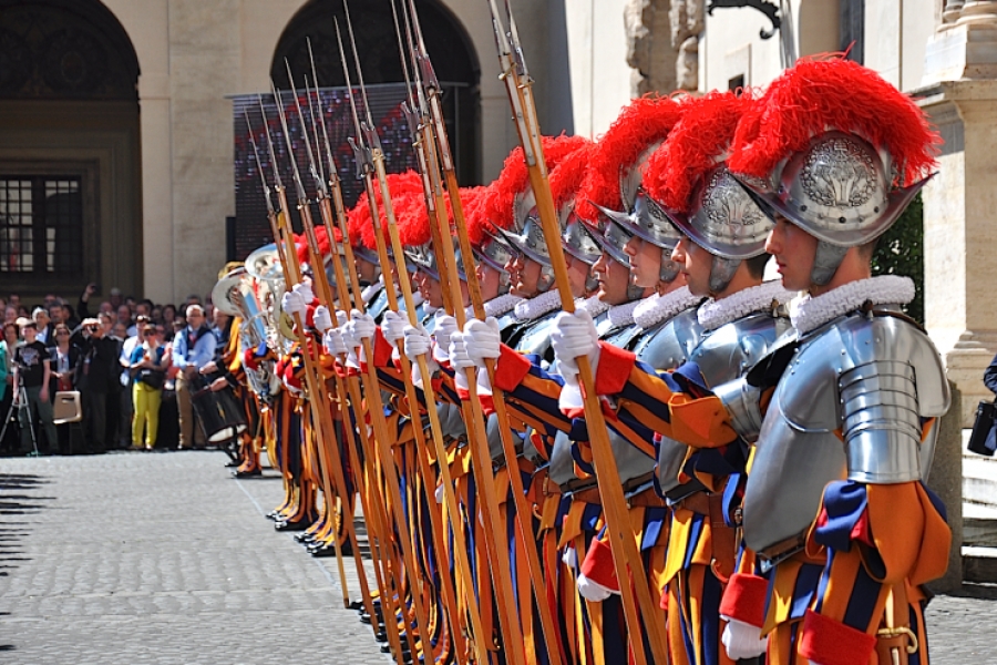 La Guardia Suiza peregrina recordando a su patrono san Nicol&aacute;s de Fl&uuml;e