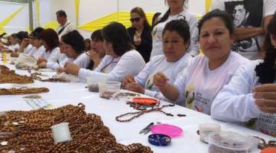 Per&uacute;: A la venta 300 mil rosarios fabricados por presos para visita del Papa Francisco