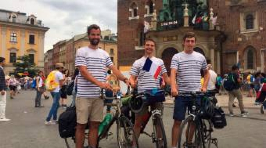 V&iacute;deo: 3 j&oacute;venes recorren casi 2 mil kil&oacute;metros en bicicleta de Par&iacute;s a JMJ Cracovia