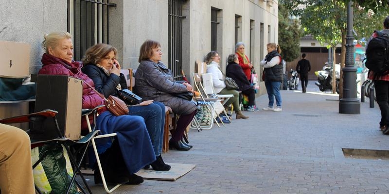 Fieles madrile&ntilde;os hacen ya cola para encontrarse con el Cristo de Medinaceli