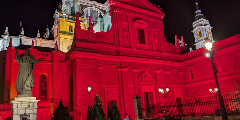 La catedral de la Almudena se ilumina de rojo por los cristianos perseguidos en el mundo en la REDWEEK de Ayuda a la Iglesia Necesitada