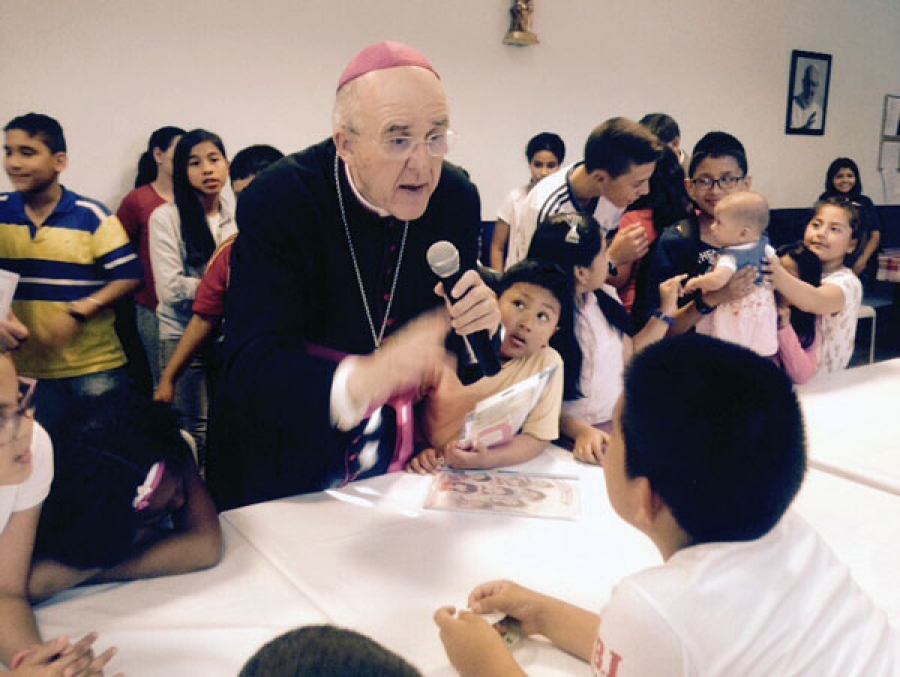 Monse&ntilde;or Carlos Osoro con el Foro de Ni&ntilde;os
