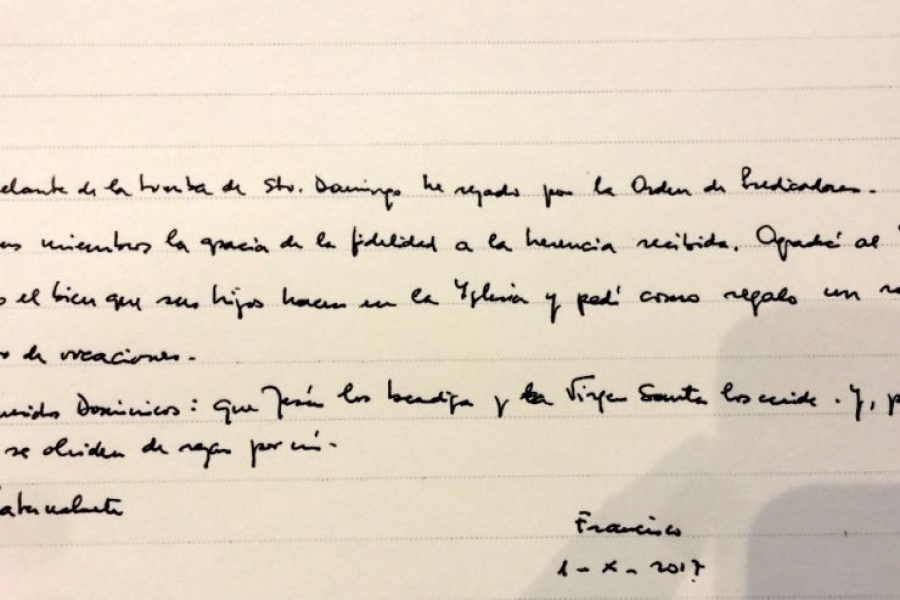 El Papa rez&oacute; delante de la tumba de Santo Domingo en Bolonia