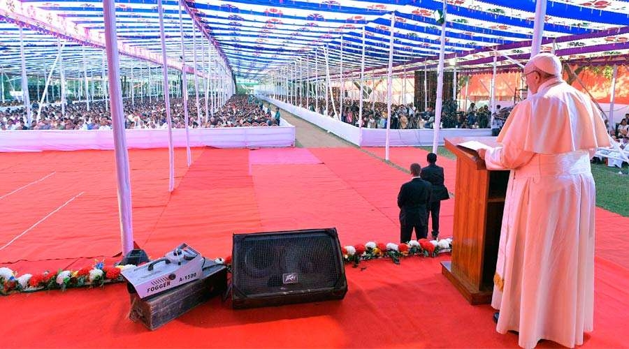 No pasen todo el d&iacute;a con el m&oacute;vil &iexcl;presten atenci&oacute;n a su alrededor!, pide el Papa a j&oacute;venes