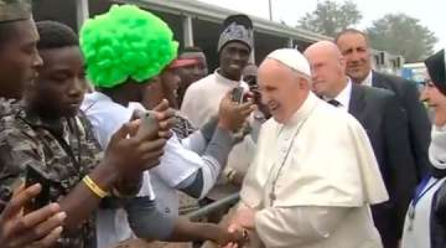 La broma del Papa Francisco a inmigrante africano que us&oacute; una peluca verde