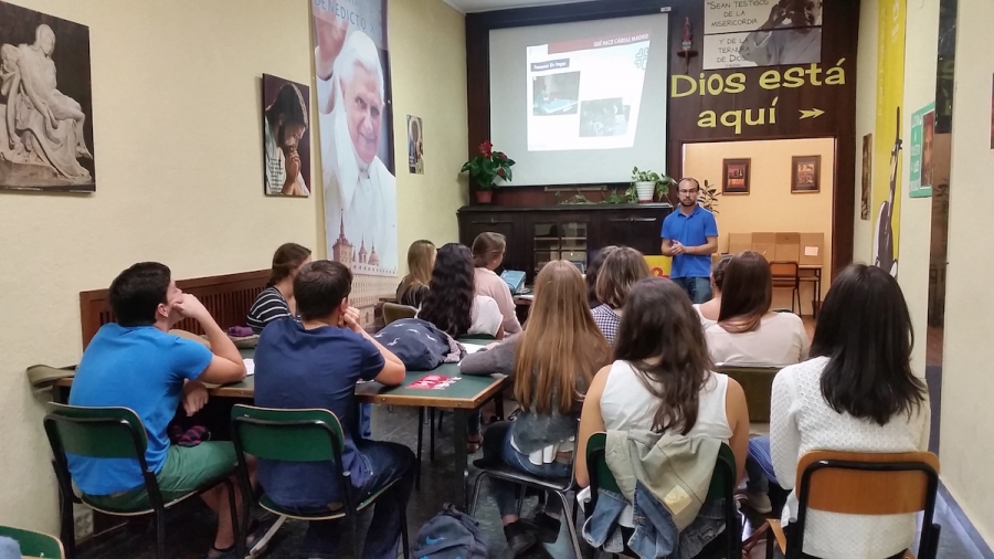Cáritas Madrid imparte una charla institucional en la Universidad como resultado de la III Feria de Voluntariado Joven, Volunfair