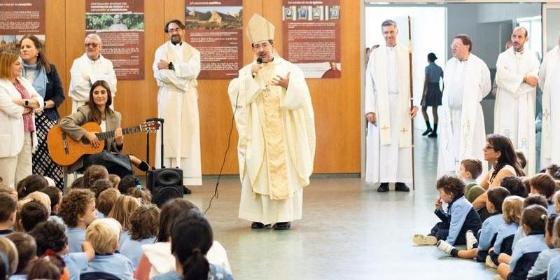 El cardenal Jos&eacute; Cobo visita el Colegio John Henry Newman en su XX aniversario: &laquo;El colegio es un miembro vivo de la Iglesia, llamado a caminar en comuni&oacute;n y a ser signo de esperanza y encuentro&raquo;