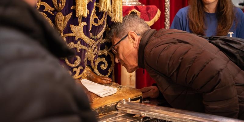 Jes&uacute;s El Pobre y Jes&uacute;s de Medinaceli reciben a sus devotos: &laquo;A sus pies lo que m&aacute;s se oye es gracias, gracias, gracias&raquo;