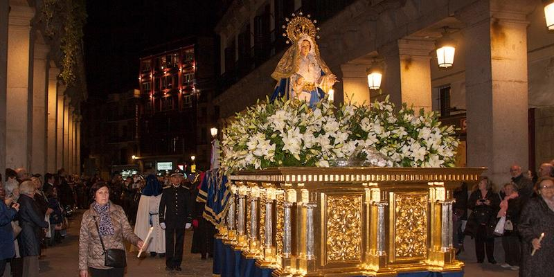 Archidiocesis de Madrid - El Santo Entierro procesiona por el centro de  Madrid en la noche del Viernes Santo
