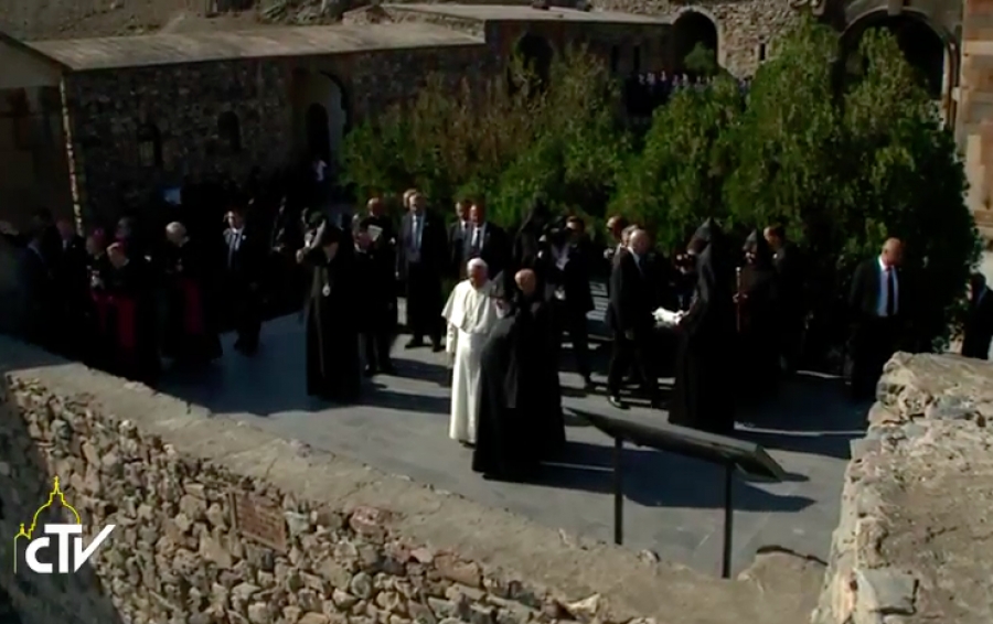 El Papa concluye el viaje a Armenia liberando palomas en la frontera con Turqu&iacute;a