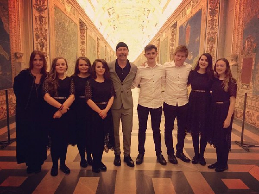 Estrella de U2 hace historia con un concierto en la Capilla Sixtina