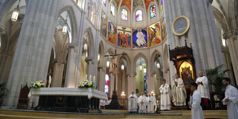 El cardenal Jos&eacute; Cobo preside la Misa del Gallo en la catedral de la Almudena