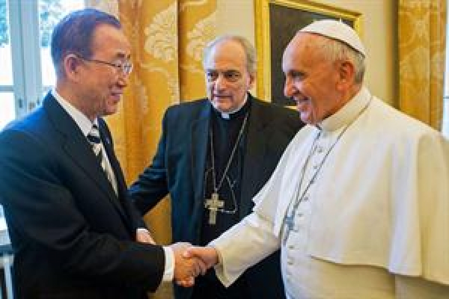 El Papa saluda en la Pontifica Academia de las Ciencias al Secretario de las Naciones Unidas, Ban Ki Moon