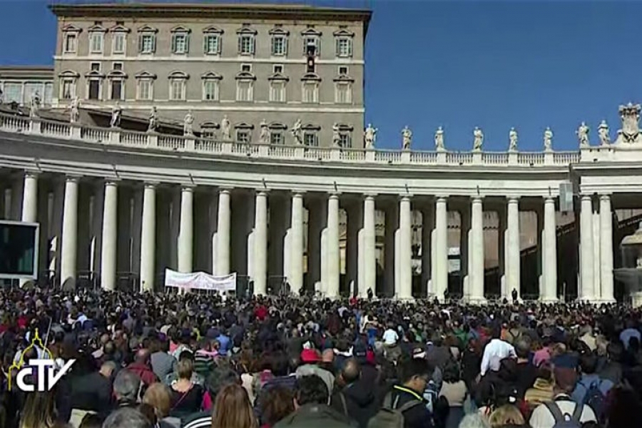 El Santo Padre en el &aacute;ngelus: 'Confiemos en Dios, es un Padre que no se olvida de sus hijos'
