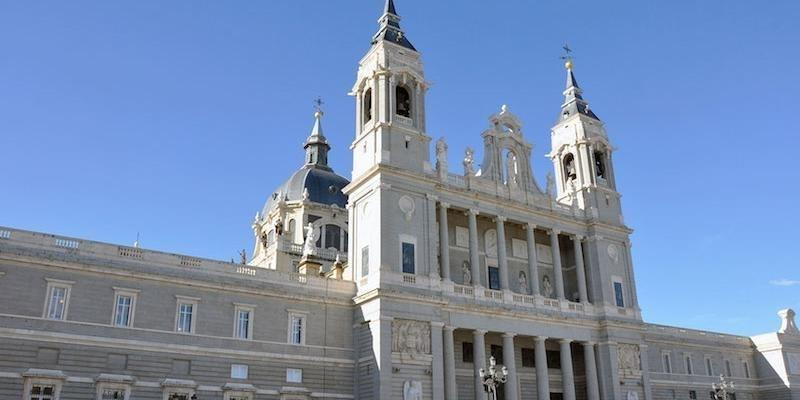 El cardenal Jos&eacute; Cobo preside un responso y una Misa por los obispos difuntos en la Catedral de la Almudena
