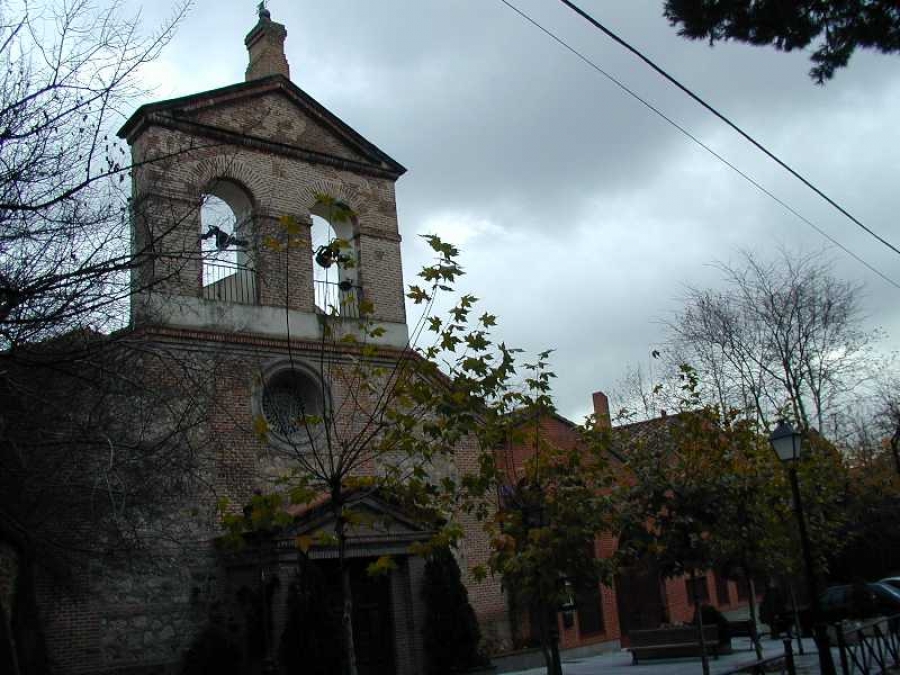 Monse&ntilde;or Mart&iacute;nez Camino imparte el sacramento de la confirmaci&oacute;n en Santa Catalina de Alejandr&iacute;a