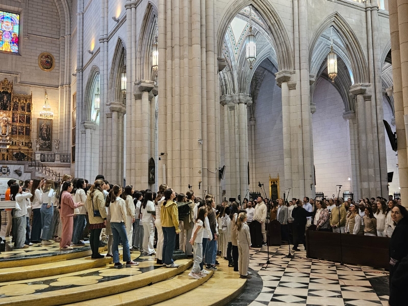 M&aacute;s de mil voces de la Iglesia en Madrid cantan en la Almudena para preparar el himno de la visita del Papa