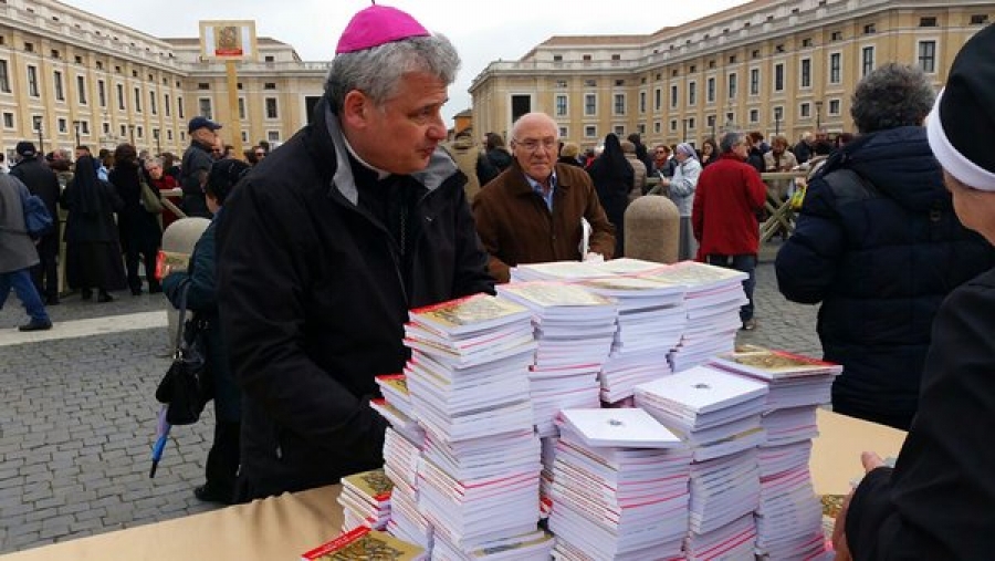 El Papa deja tarea antes de Semana Santa y regala &lsquo;Evangelio de la Misericordia&rsquo;
