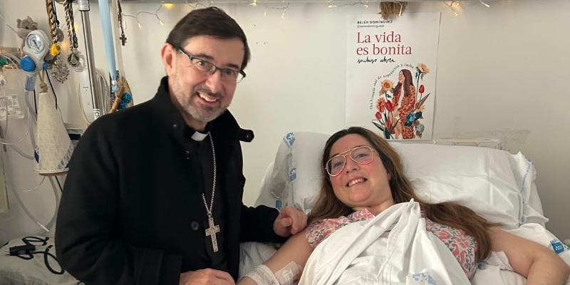 As&iacute; fue la visita del cardenal Jos&eacute; Cobo a la joven Bel&eacute;n Dom&iacute;nguez en el Hospital Ram&oacute;n y Cajal de Madrid: &laquo;Una experiencia maravillosa&raquo;