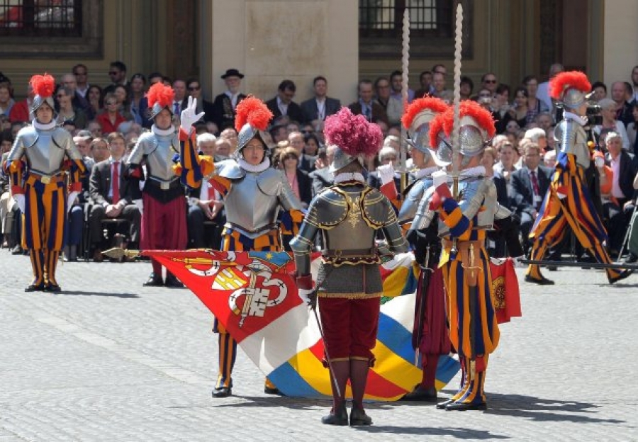 32 nuevos Guardias Suizos prestan juramento en el Vaticano