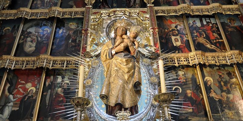 El retablo que cobija a la Virgen de la Almudena procede del Palacio Arzobispal