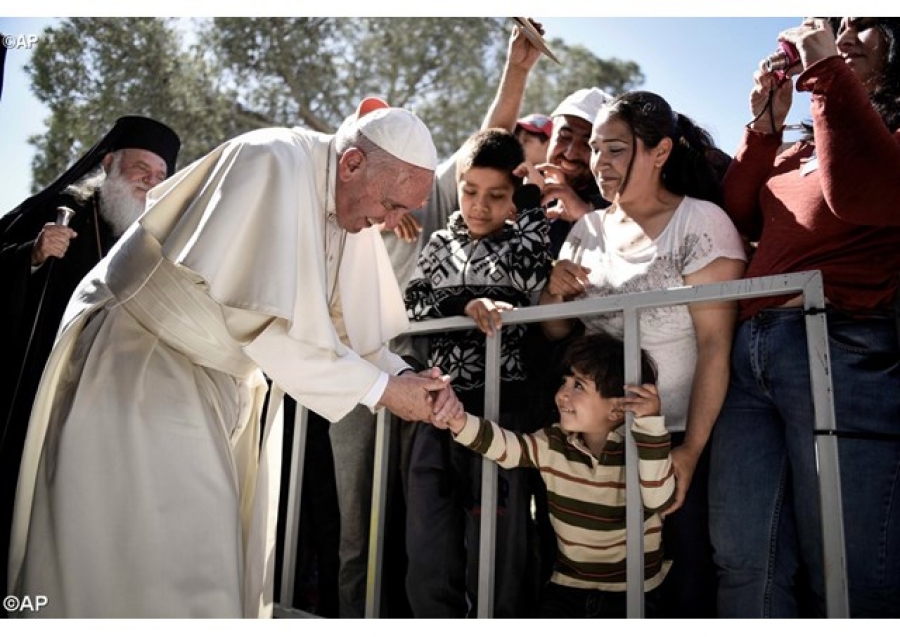El Papa vuelve con tres familias de refugiados que estar&aacute;n a cargo del Vaticano