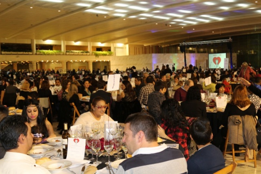El Palacio de Congresos acoge la IV edici&oacute;n de 'Te invito a cenar', una cena solidaria para 500 personas con dificultades