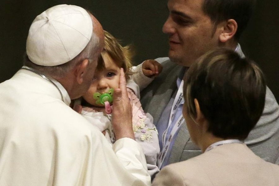 El Papa escucha atento los testimonios en la catedral de Florencia