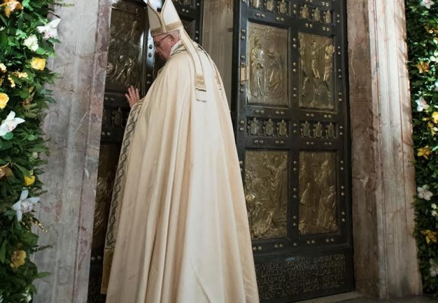 M&aacute;s de 900 millones de fieles han atravesado una Puerta Santa durante el Jubileo