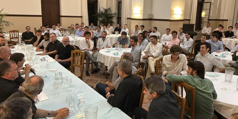 El cardenal Jos&eacute; Cobo, en el inicio del curso en el Seminario: &laquo;Aprendamos a mirar, conmovernos y actuar en las encrucijadas de quienes acompa&ntilde;amos&raquo;