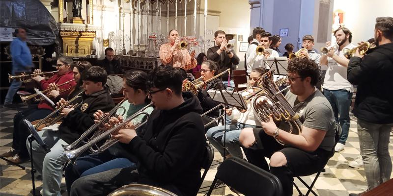 Ensayo de la agrupaci&oacute;n musical de Jes&uacute;s El Pobre: &laquo;Aqu&iacute; encuentras tu grupo de amigos, que te ayudan a crecer en la fe&raquo;