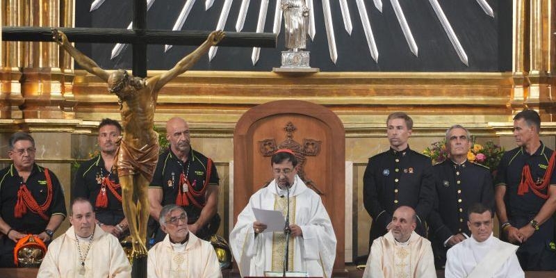 El Cardenal Jos&eacute; Cobo llama en La Paloma a &laquo;ser vecinos que dan luz&raquo;