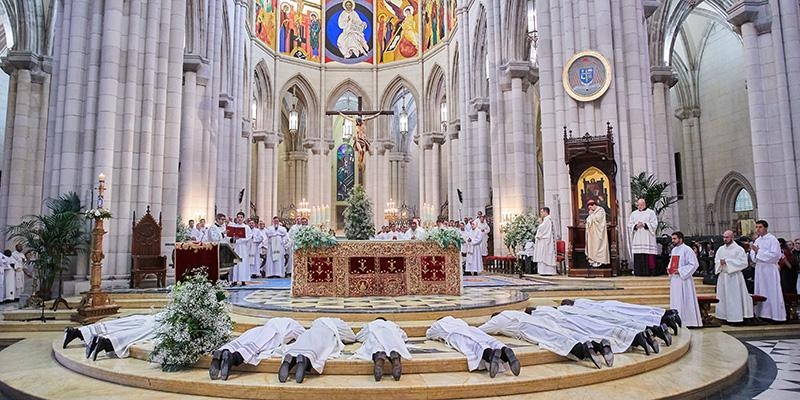 Madrid se prepara para acoger a 17 nuevos sacerdotes en las ordenaciones de la catedral de la Almudena de este s&aacute;bado