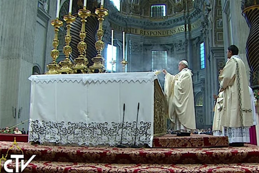 Francisco en la misa de Reyes: 'Adoraron al Ni&ntilde;o y vieron que su poder se llama misericordia'