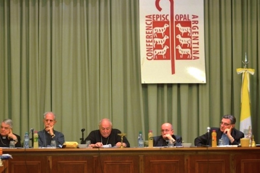 Los obispos argentinos piden no olvidar la ruptura democr&aacute;tica