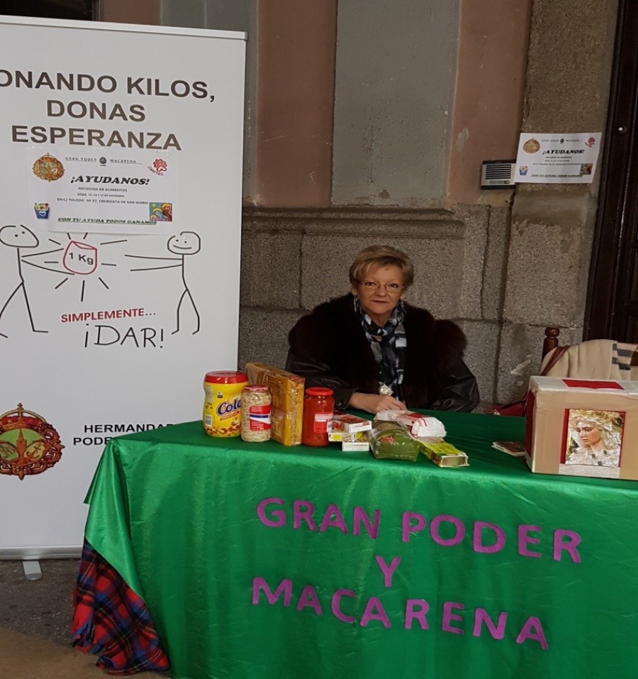 La Hermandad de Jes&uacute;s del Gran Poder entrega ropa y alimentos a la C&aacute;ritas parroquial de la Colegiata de San Isidro
