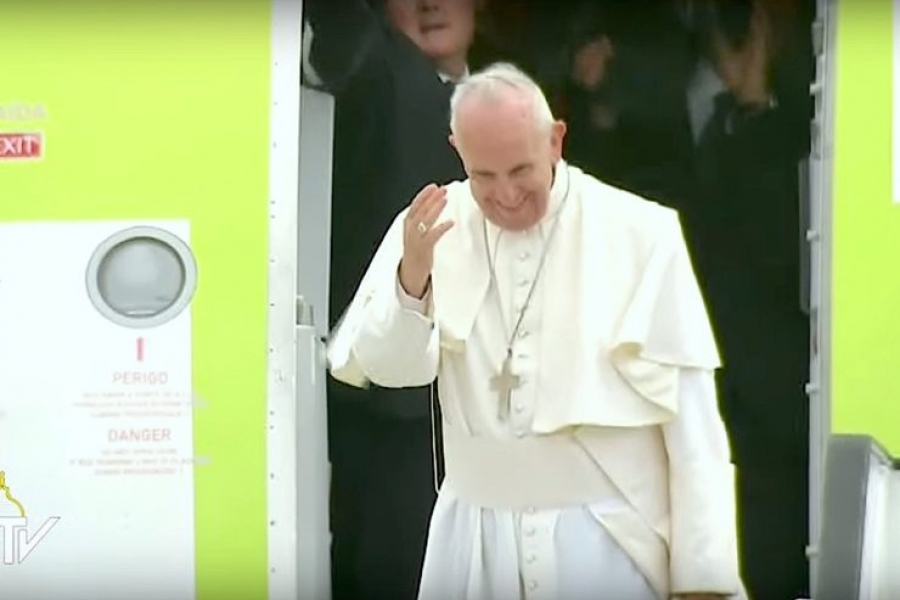 El papa Francisco se despide y parte hacia a Roma