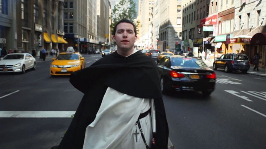 Un religioso sorprende cantando en las calles de Nueva York
