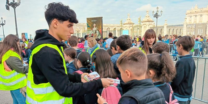 Alumnos que acompa&ntilde;an a alumnos ante la Almudena: &laquo;Queremos ense&ntilde;arles esta tradici&oacute;n&raquo;