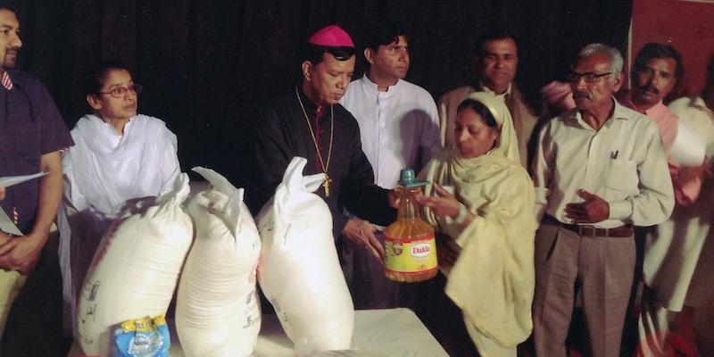 Monse&ntilde;or Sebastian Shaw, arzobispo de Lahore, reparte ayuda de emergencia a familias (ACN)