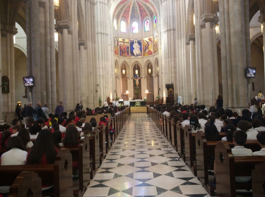 1.000 alumnos de colegios del arciprestazgo de Usera peregrinan a la catedral